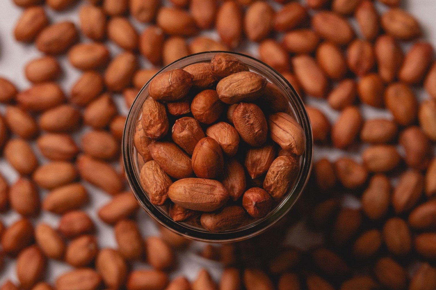Shelled peanuts with skin